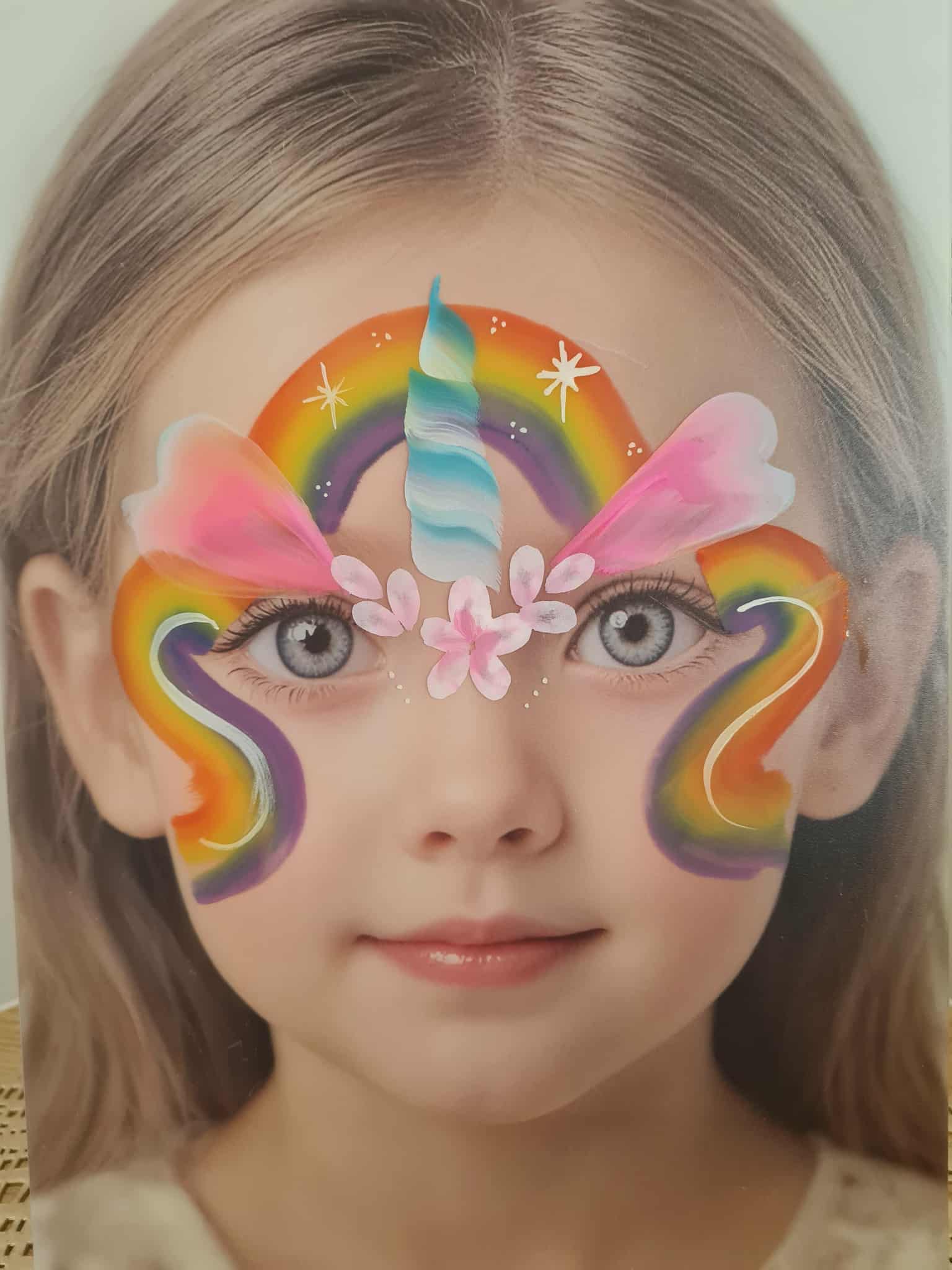 Kind met kleurrijke grime